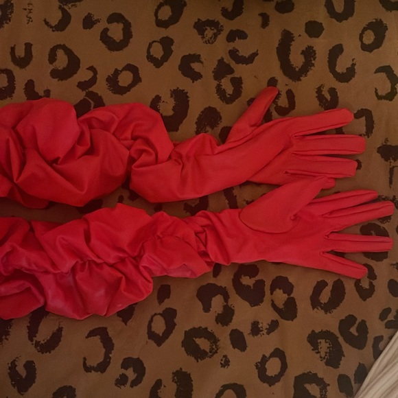 ON MY MIND OVERSIZED SLOUCH GLOVE IN RED - Picture 4 of 4